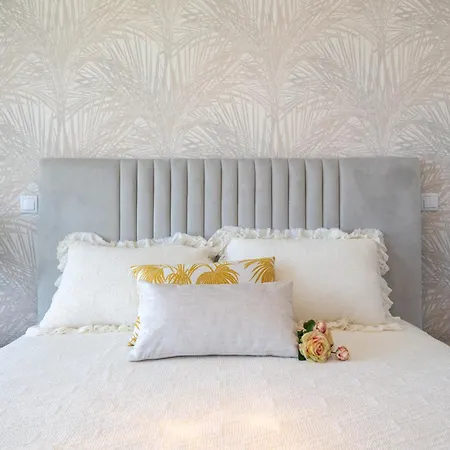 The Queen By Sam Apartamento