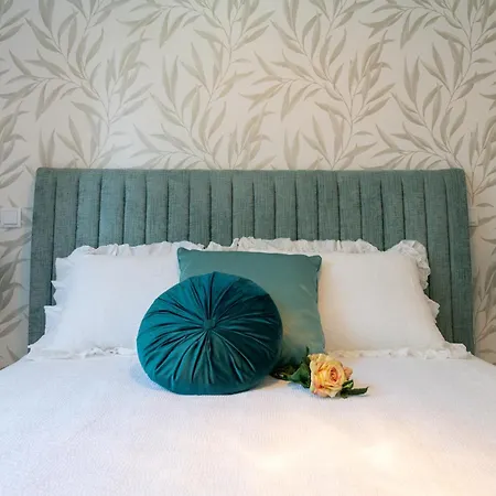 The Queen By Sam Apartamento *