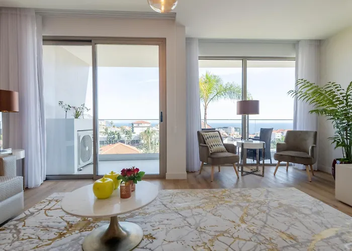 The Queen By Sam * Funchal (Madeira)