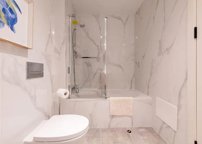 The Queen By Sam דירה פונשל