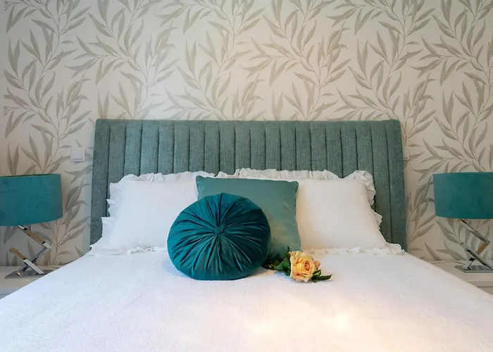 The Queen By Sam דירה *