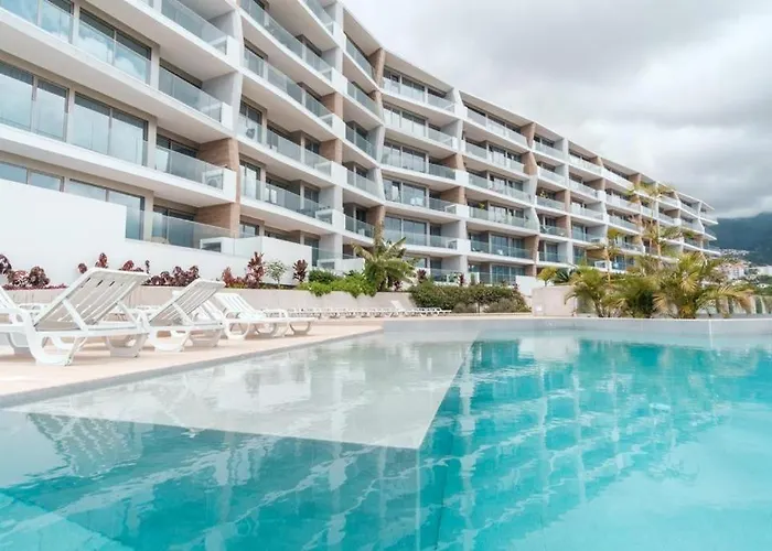 The Queen By Sam فونشال