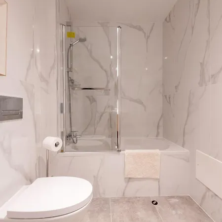 The Queen By Sam Apartman Funchal