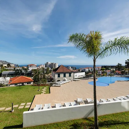 The Queen By Sam * Funchal